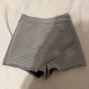 Boohoo patterned skort
Size 6, fits smaller 
Perfect condition